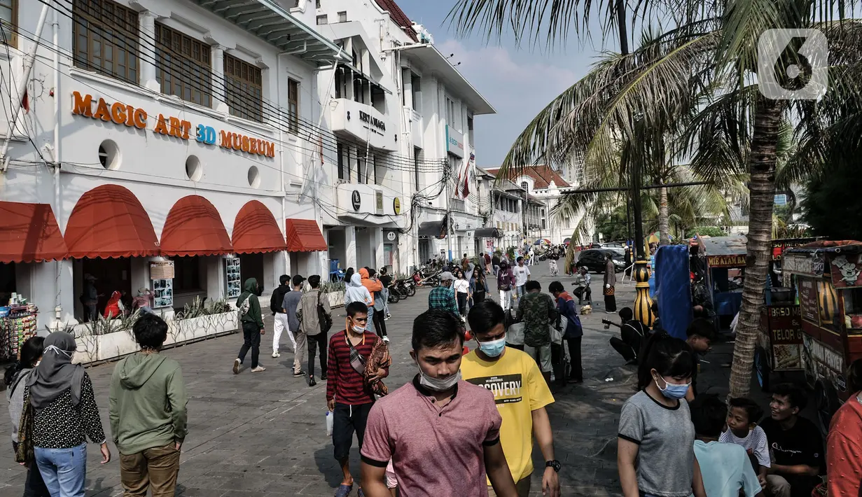 Wisatawan saat mengunjungi kawasan wisata Kota Tua, Jakarta, Minggu (28/6/2020). Meski pembukaan kembali Taman Fatahillah ditunda pasca PSBB, kawasan Kota Tua mulai ramai dikunjungi wisatawan untuk menghabiskan waktu akhir pekan. (merdeka.com/Iqbal S. Nugroho)