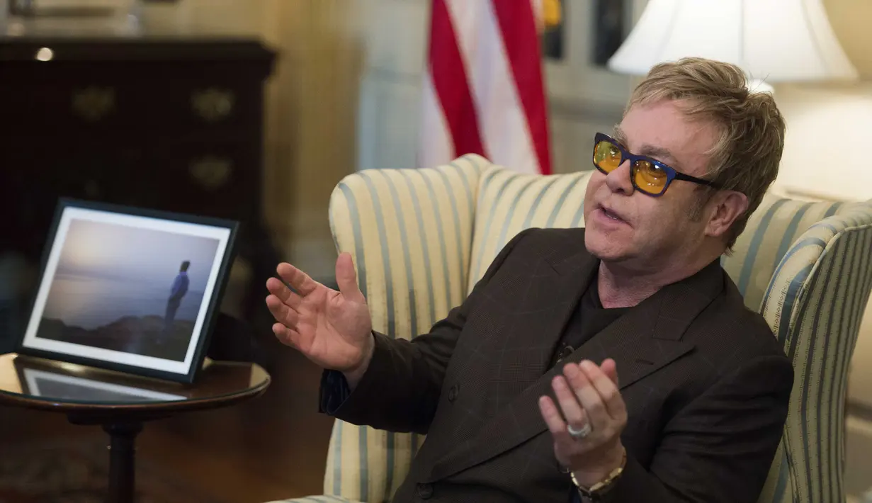 “Saya bisa jujur mengatakan sebelumnya saya berharap..karena aku akan senang untuk memiliki seorang gadis kecil. Tapi kami punya 2 anak laki-laki hebat dan kami berterima kasih untuk itu,” ujar Elton John dilansir dari dailyrecord.co.uk. (Bintang/EPA)