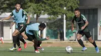 Pemain Timnas Indonesia U-22, Gian Zola, berebut bola saat internal game di Lapangan C, Senayan, Jakarta, Selasa (19/11). Timnas U-22 terus matangkan skema permainan lewat internal game. (Bola.com/Yoppy Renato)