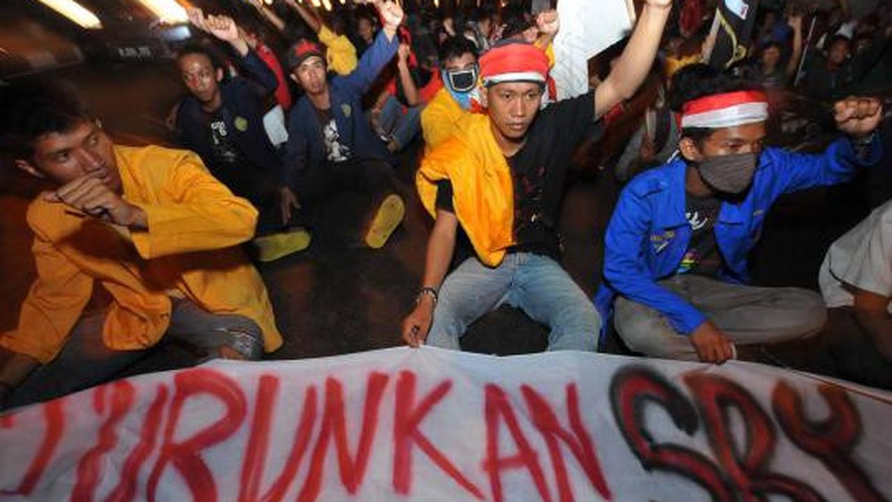 Tolak kenaikan BBM, mahasiswa bakar ban 