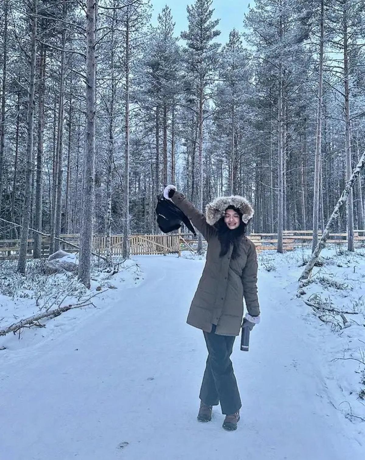 7 Potret Raline Shah Naik Kereta Rusa Berburu Aurora, Sambut Natal