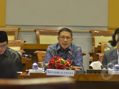 Menteri Agama Lukman Hakim (tengah) bersama Sekjen Kemenag Nur Syam (kanan) dan Inspektur Jenderal Kemenag M. Jasin (kiri) mengikuti rapat kerja dengan Komisi VIII DPR RI di Kompleks Parlemen Senayan, Jakarta, Rabu (11/2). (Liputan6.com/Andrian M Tunay)