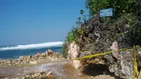 Kondisi tebing di Pantai Sadranan, Tepus, Gunungkidul, Yogyakarta, yang longsor. (Liputan6.com/Fathi Mahmud)