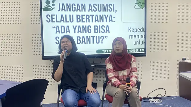 Melihat dengan Cara Berbeda, Cerita Dani dan Juwita Menembus Batas Kuliah hingga Lulus.