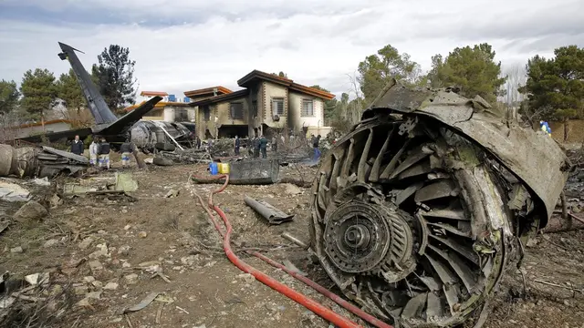 Lokasi kecelakaan pesawat kargo Boeing 707 Saha Airlines, di Bandara Fath sekitar 40 kilometer (25 mil) barat Teheran, Iran, Senin, 14 Januari 2019. (Mizan News Agency/AP)