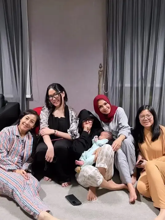 Potret bahagia begitu terpancar dari mereka. Setelah memberikan kejutan lanjut makan bakso letreg, otak-otak, pudding & kue vegan yang dibawa oleh rombongan Mama Rieta. [Instagram.com/nicky_astria_real]