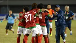 Tampak pelatih Timnas, Rahmad Darmawan menghampiri anak didiknya untuk bergabung merayakan kemenangan (ANTARA FOTO/Prasetyo Utomo)
