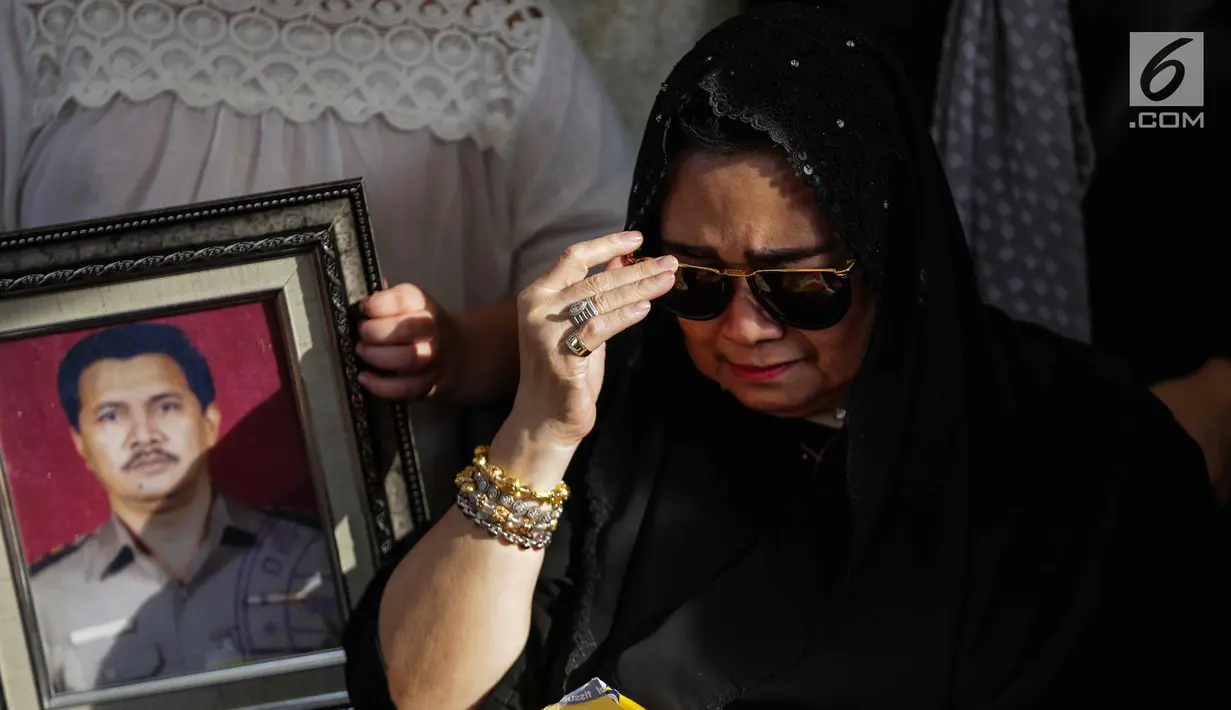 Tangis Rachmawati Soekarnoputri saat menghadiri pemakaman sang suami Benny Soemarno di TPU Karet Bivak, Jakarta, Senin (2/4). Benny Soemarno meninggal karena sakit. (Liputan6.com/Faizal Fanani)