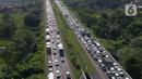 Foto udara memperlihatkan antrean kendaraan pemudik yang mengurangi laju kendaraannya saat melintasi jalan tol Palimanan-Kanci (Palikanci) KM 192, Cirebon, Jawa Barat, Minggu (7/4/2024). (Liputan6.com/Herman Zakharia)