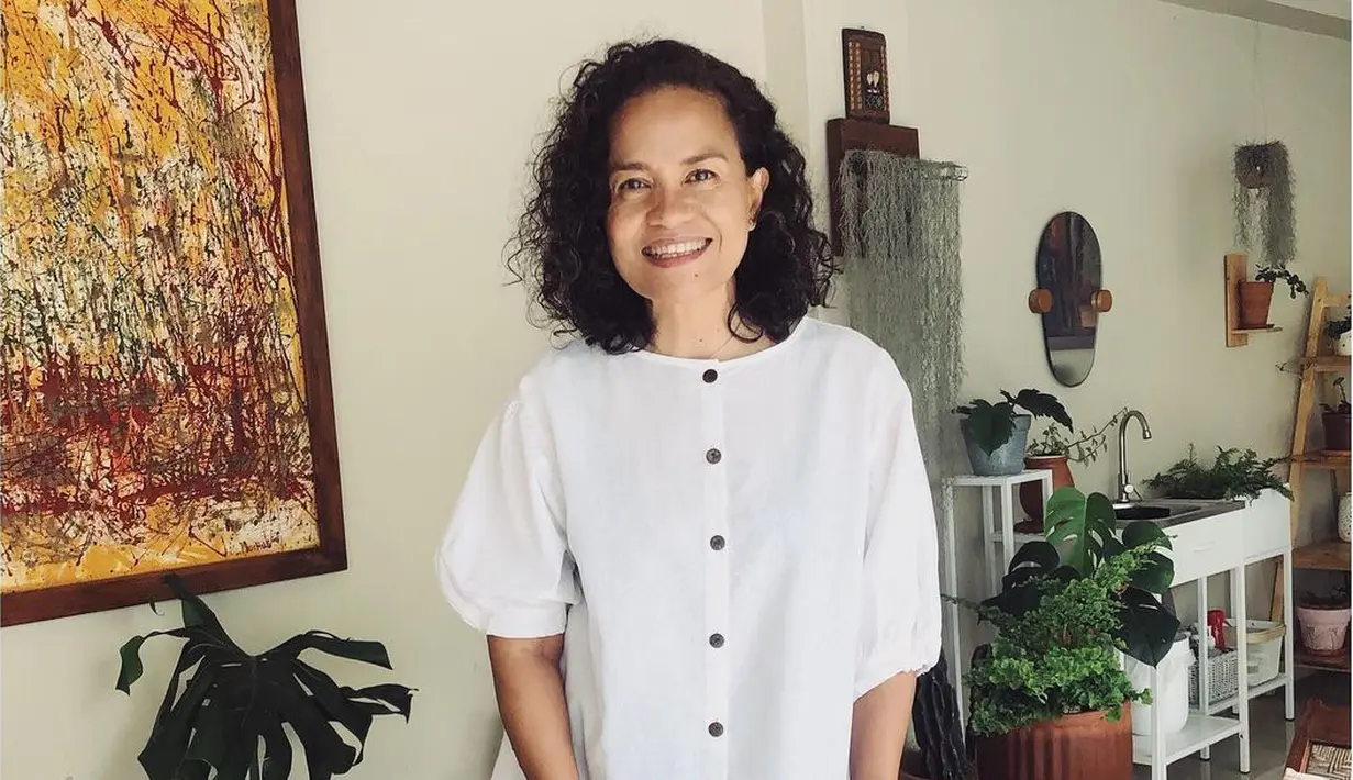 Ya, kenyamanan tersebut sepertinya dapat dirasakan dengan sejuknya rumah dengan banyak tanaman di sekitarnya. (Instagram/mirles)