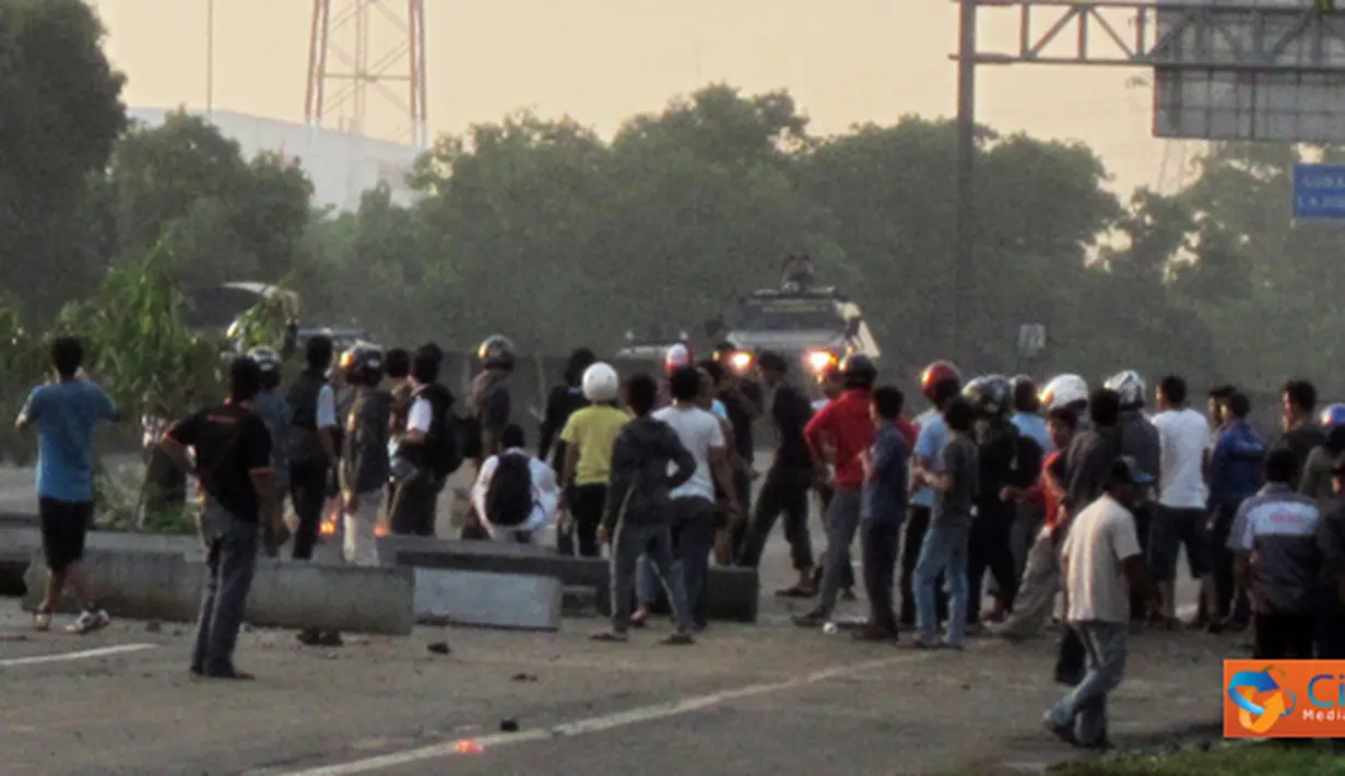 Citizen6, Cikarang: Aksi buruh MM2100 memblokade jalur tol Cikarang Utama berlangsung hingga sore hari. (Pengirim: Agus Sungkawa)