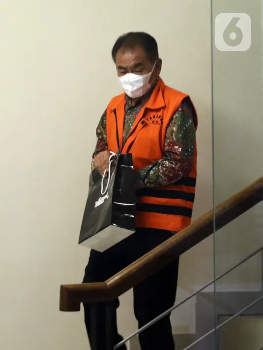 Bupati nonaktif Banjarnegara Budhi Sarwono berjalan ke mobil tahanan usai pemeriksaan lanjutan di Gedung Merah Putih KPK, Jakarta, Jumat (1/10/2021). Budhi merupakan tersangka dugaan korupsi pengadaan barang dan jasa di lingkungan Pemkab Banjarnegara TA 2017-2018. (Liputan6.com/Helmi Fithriansyah)