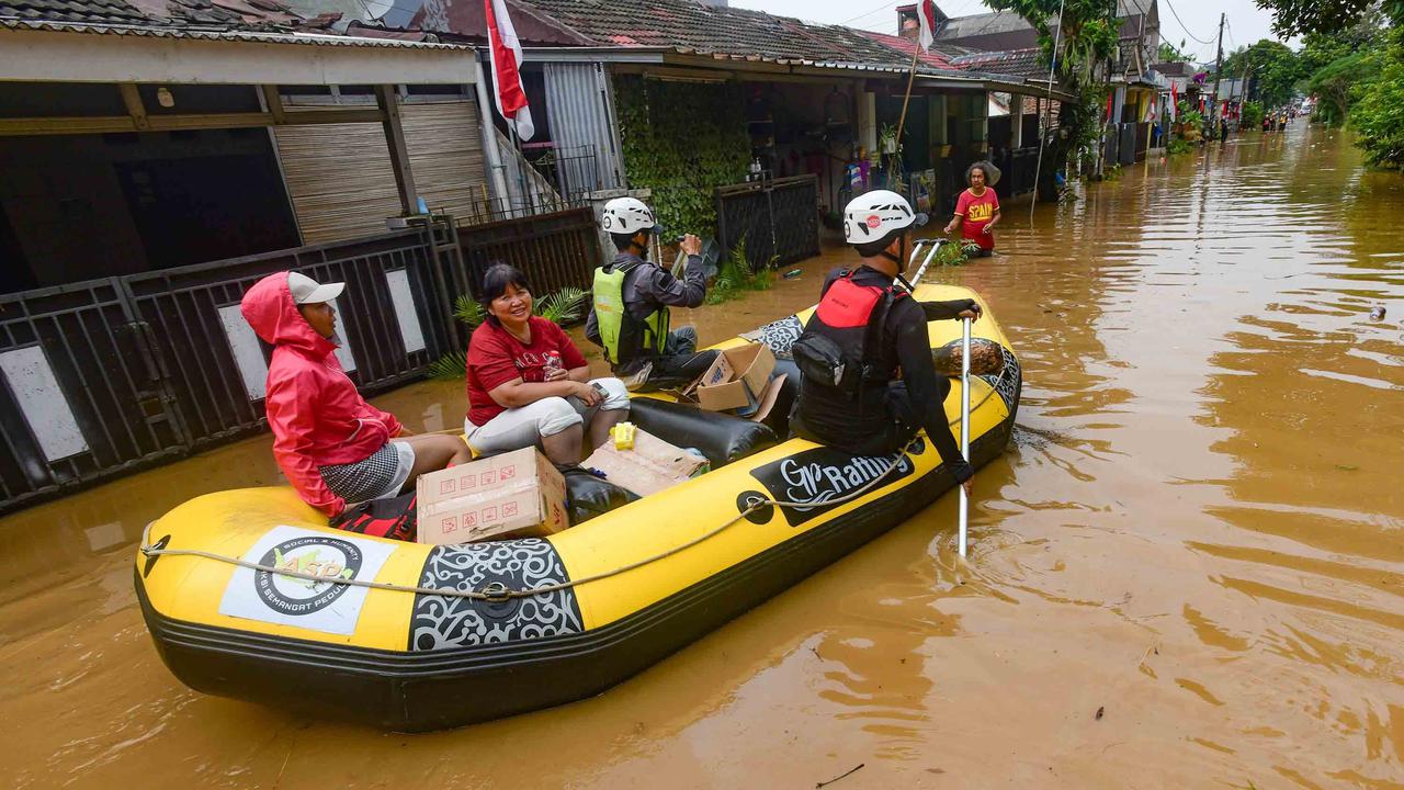 FOTO: Tanggul Jebol, 2.000 Warga Villa Pamulang Terdampak Banjir