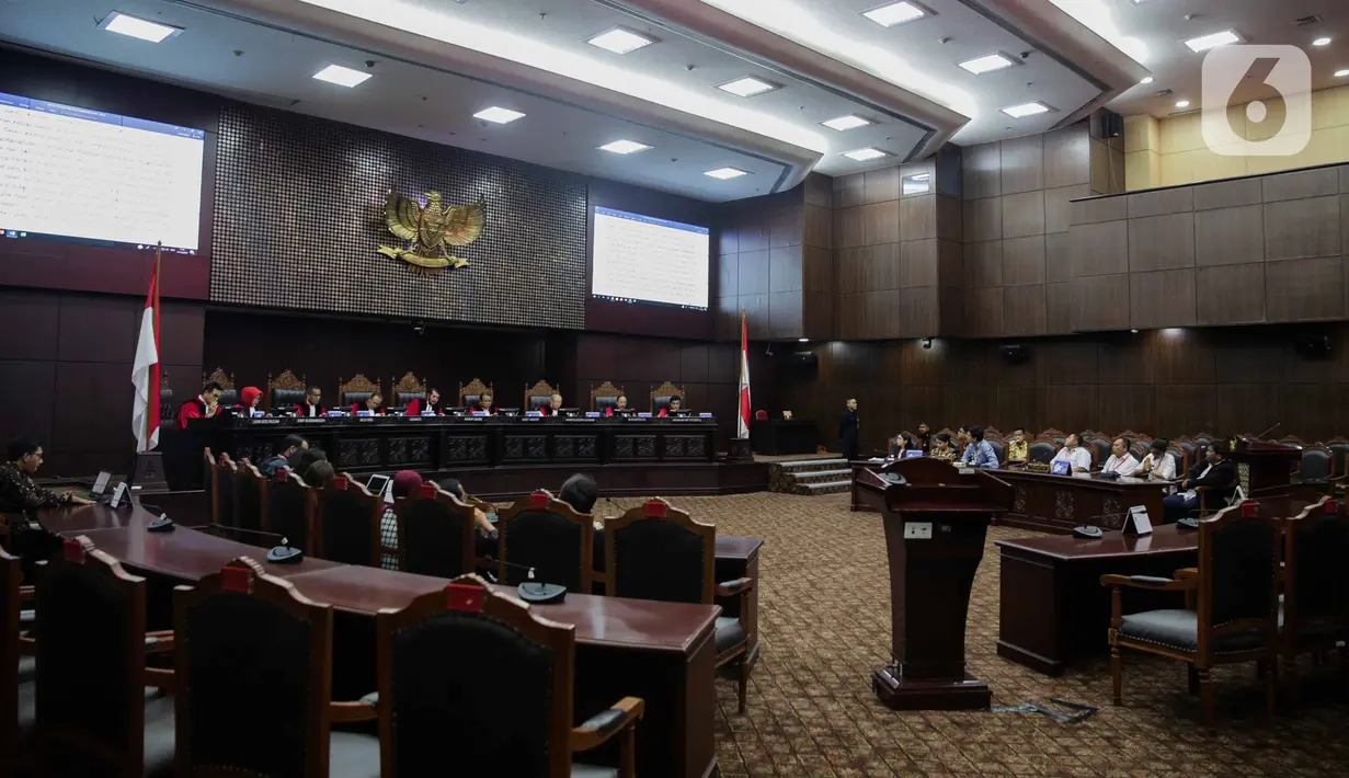 Suasana sidang putusan gugatan aturan umur kepala daerah di UU Pilkada di Mahkamah Konstitusi, Jakarta, Rabu (11/12/2019). MK menolak permohonan soal batasan umur maju sebagai calon kepala daerah lantaran batas usia bukanlah persoalan konstitusional. (Liputan6.com/Faizal Fanani)
