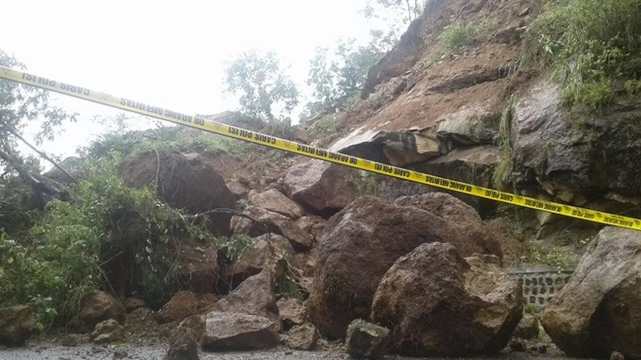 Tebing 25 Meter Longsor, Jalur Utama Ponorogo-Pacitan Tertutup Total