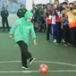 Ketua DPW PPP Jawa Timur, Mundjidah Wahab Melakukan kick off turnamen futsal GPK Jombang Cup 2022. (Istimewa).