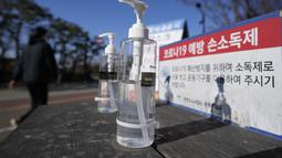 Botol pembersih tangan ditempatkan untuk keperluan umum guna mencegah penyebaran virus corona di sebuah taman di Goyang, Korea Selatan, Sabtu (4/12/2021). Korea Selatan kembali memecahkan rekor hariannya untuk infeksi dan kematian virus corona. (AP Photo/Lee Jin-man)