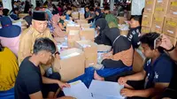 Pj Bupati Musi Banyuasin Apriyadi saat mengecek proses pelipatan surat suara di Kantor KPU Musi Banyuasin Sumsel (Liputan6.com / Nefri Inge)