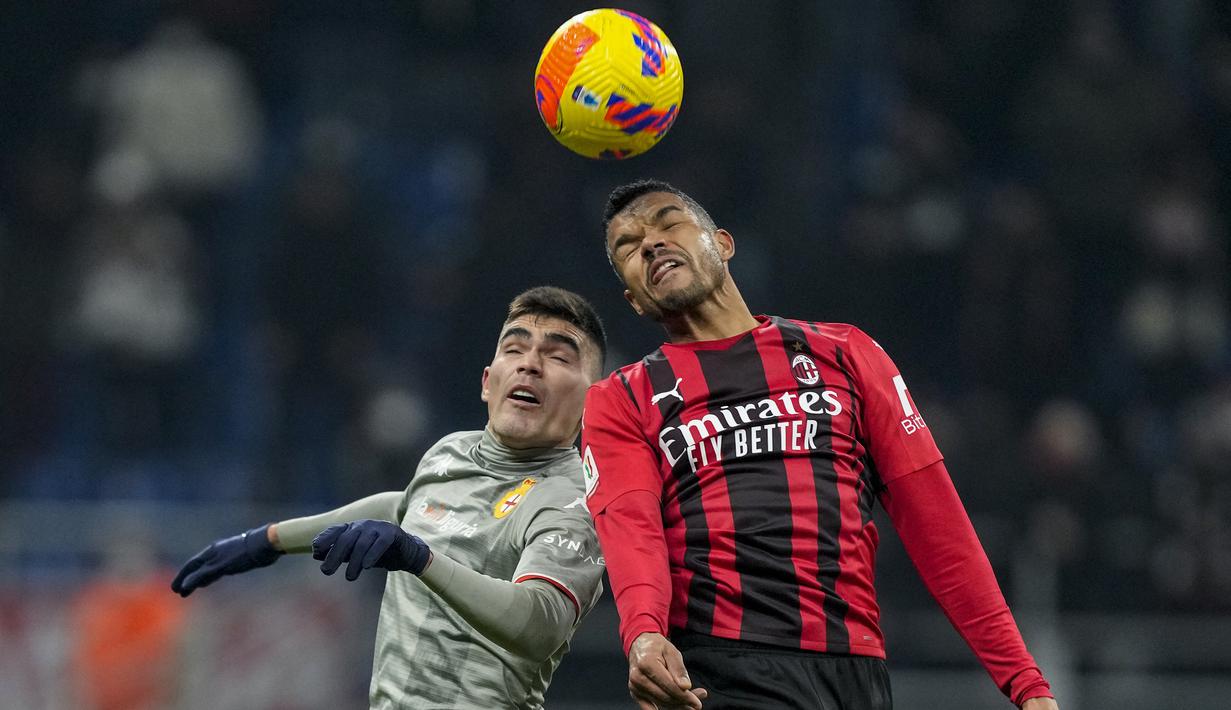 AC Milan membuat peluang pada menit ke-67 melalui sundulan Junior Messias. Sayang, sundulannya masih sedikit di atas mistar gawang Genoa yang dikawal Adrian Semper. (AP/Antonio Calanni)