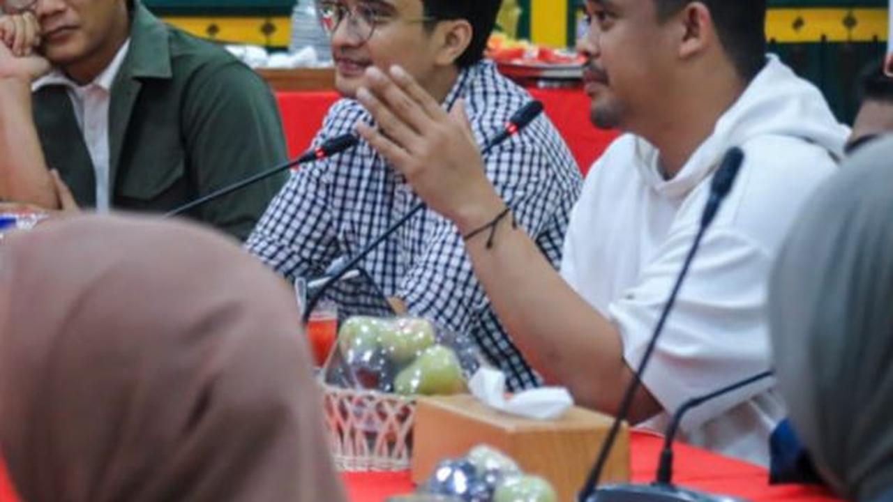 Influencer dan konten kreator Kota Medan ramai-ramai datang ke rumah dinas Wali Kota Medan, Kamis (6/7) malam. Mereka disambut langsung Wali Kota Medan Bobby Nasution.