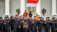 Presiden Indonesia, Joko Widodo (tengah) berjalan bersama para atlet Indonesia yang akan berlaga di Olimpiade Paris 2024 dalam upacara pelepasan di Istana Merdeka, Jakarta, 10 Juli 2024. (BAY ISMOYO/AFP)