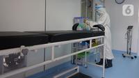 Petugas kesehatan beraktivitas di ruang bersalin Taman Cinta, Puskesmas Duren Sawit, Jakarta, Kamis (7/1/2021). Puskesmas Kecamatan Duren Sawit mempunyai ruang bersalin khusus ibu hamil yang terkonfirmasi positif virus corona COVID-19. (Liputan6.com/Herman Zakharia)