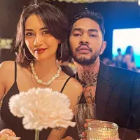 Kemudian Onad yang hadir bersama sang istri Beby, mengenakan busana serba hitam. [Foto: IG/onadioleonardo_offcial].