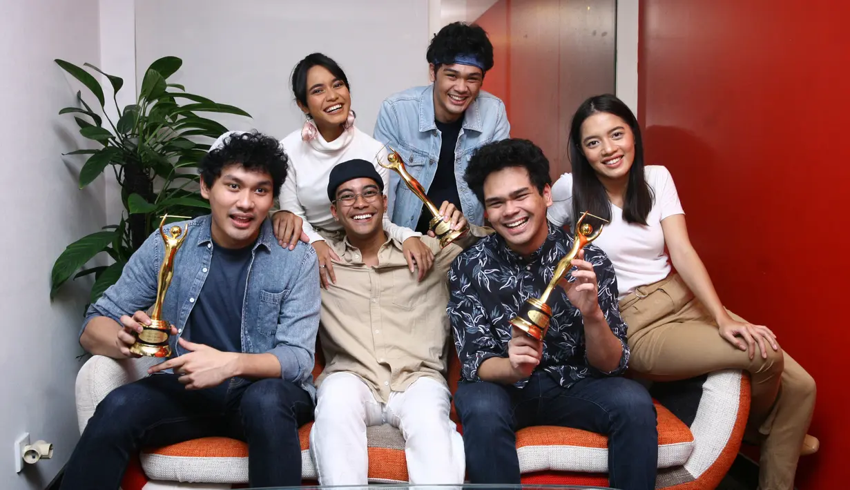 "Ini tentunya AMI pertama kita. Senang dan bamgga pastinya atas raihan yang kita dapatkan meski kita enggak pernah menargetkan untuk meraih award," kata Gamaliel ditemui di Kantor Sony Music, Jakarta, Senin (11/12/2017). (Nurwahyunan/Bintang.com)