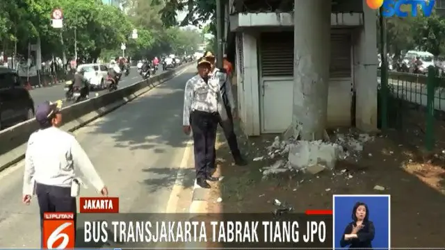 Petugas Suku Dinas Perhubungan Jakarta Barat yang mendatangi lokasi langsung melakukan pengecekan tiang jembatan.