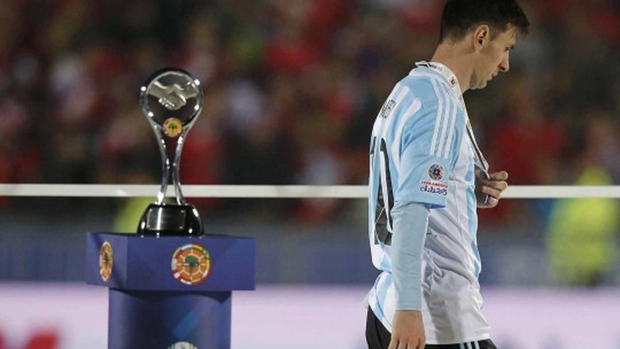 Bentrokan sengit polisi vs suporter hiasi pesta juara Chile