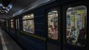 Komuter berada di dalam kereta bawah tanah di Kharkiv, Ukraina timur, Selasa (24/5/2022). Kereta bawah tanah Kharkiv kembali beroperasi pada Selasa pagi setelah ditutup selama lebih dari dua bulan selama upaya Rusia untuk merebut kota itu. (AP Photo/Bernat Armangue)
