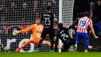 Julian Alvarez dari Atletico Madrid, kanan, mencetak gol kelima timnya selama leg pertama pertandingan babak 16 besar Liga Champions antara Atletico Madrid dan Tottenham di Madrid, Spanyol, Rabu (11-3-2026) dini hari WIB. (AP Photo/Jose Breton)