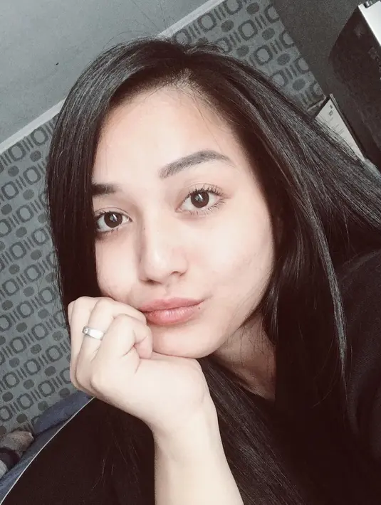 "Kalau dimata Mamah Juwi slh Juwi mahon maaf yah Mah. Apapun yg pernah Mamah lakukan sewaktu Juwi kecil dl Juwi tetep sayang Mamah, karena bagaimanapun Mamah adalah Mamah Juwi yg udah melahirkan Juwi. Sayang Mamah," tulis Juwita Bahar.