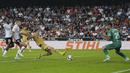 Robert Lewandowski akhirnya mampu menjebol gawang Valencia yang dijaga Giorgi Mamardashvili di menit 90+3. Gol ini berbuah tiga poin untuk Blaugrana. (AP Photo/Alberto Saiz)