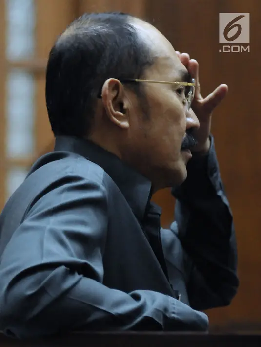Terdakwa perkara merintangi penyidikan KPK pada kasus korupsi e-KTP, Fredrich Yunadi jelang mengikuti sidang lanjutan di Pengadilan Tipikor, Jakarta, Selasa (8/5). Sidang mendengar keterangan dua saksi ahli. (Liputan6.com/Helmi Fithriansyah)