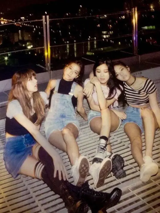 "Happy 7th anniversary BLINK and BLACKPINK🖤💖 BLACKPINK is always in your area.
LOVE YOU. Blackpink forever," kata Jisoo di Instagramnya. (Foto: Instagram/ jennierubyjane)