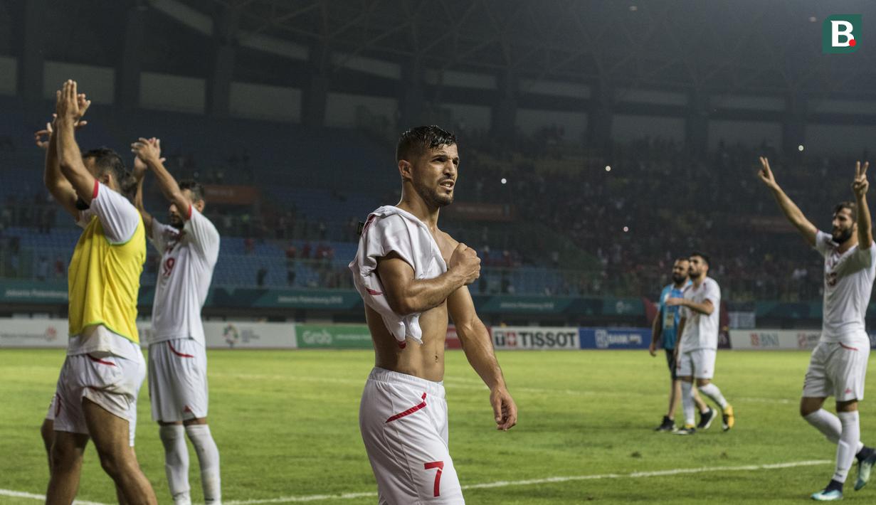 Pemain Palestina melakukan selebrasi usai mengalahkan Indonesia pada laga Asian Games di Stadion Patriot, Jawa Barat, Rabu (15/8/2018). Indonesia takluk 1-2 dari Palestina. (Bola.com/Vitalis Yogi Trisna)