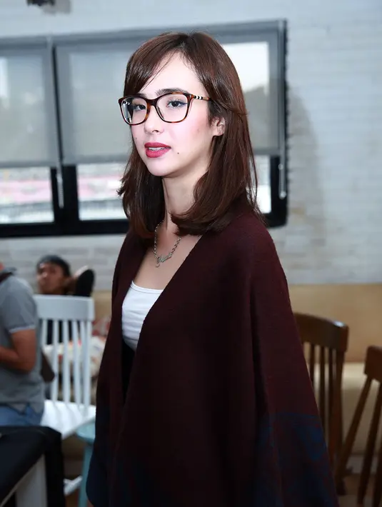 "Alurnya ceritanya flashback. Kisah SMA dia itu kebawa terus sampai akhirnya ada sesuatu yang gk pernah selesai. Dia hidup sendiri tanpa punya apa-apa, Dari SMA sampai besar berjuang sendiri," ungkap Pamela Bowie. (Deki Prayoga/Bintang.com)