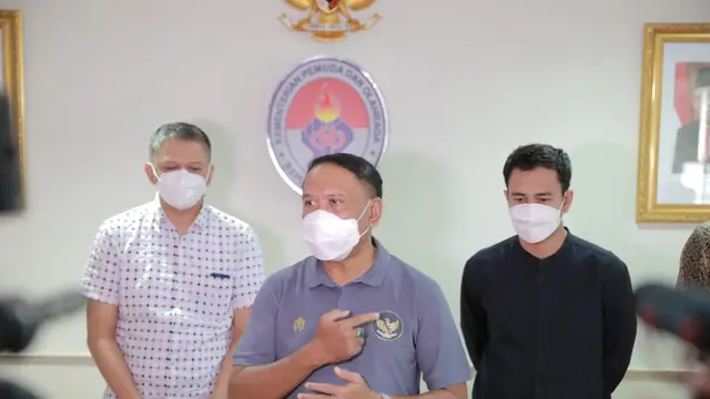 Menpora Zainudin Amali (tengah) bersama Wakil Ketua PSSI, Iwan Budianto (kiri) dan pemain Selebritis FC, Raffi Ahmad.