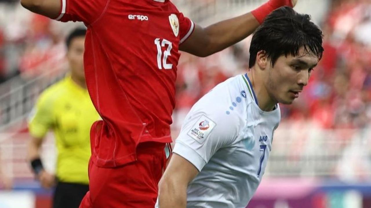 Dalam laga semifinal ini, Uzbekistan bermain mendominasi. Foto: Karim JAAFAR / AFP<br>