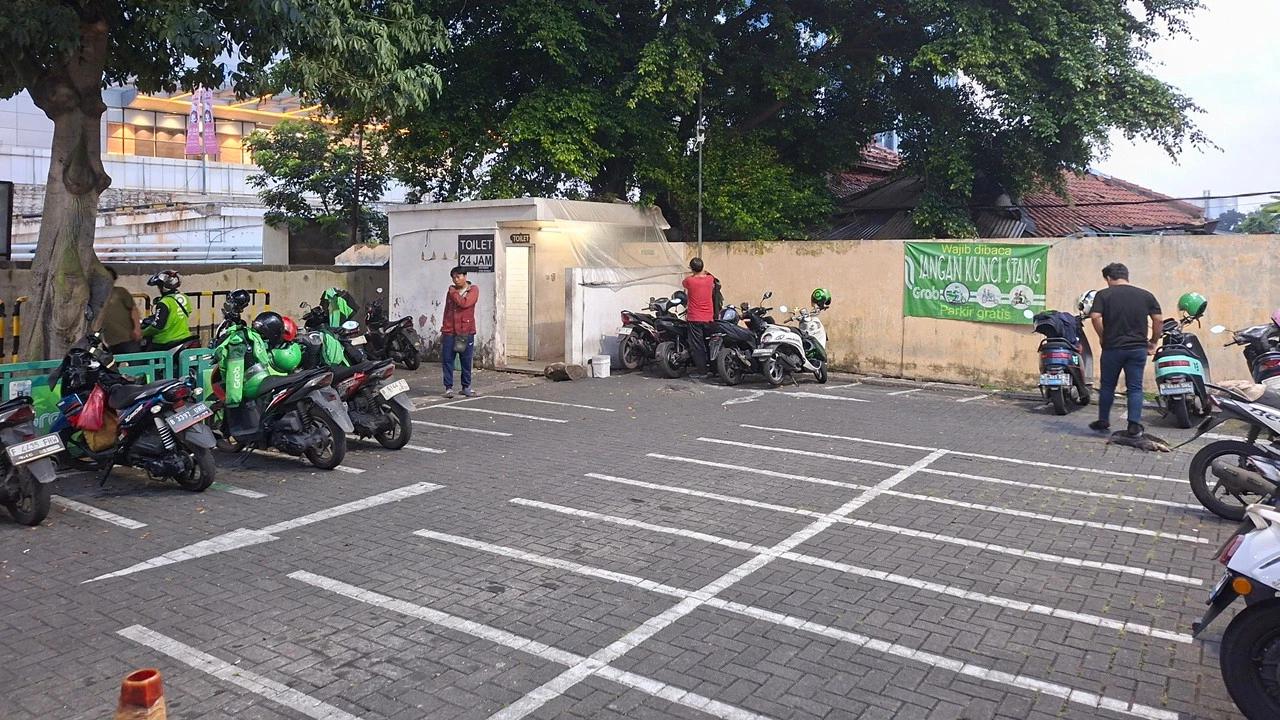 Mengais Rupiah Tanpa Khawatir Diusir