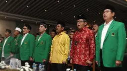Sekjen Partai Golkar Idrus Marham dan Sekjen PDIP Hasto Kristiyanto tampak menghadiri pembukaan Rapat Koordinasi Nasional PPP di Jakarta, Jumat (31/3). (Liputan6.com/Herman Zakharia)