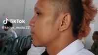 Kepala Desa (Kades) Sigerongan, Kecamatan Lingsar, Lombok Barat, Nusa Tenggara Barat (NTB), Dian Siswadi, tampil nyentrik dengan gaya rambut mohawk. (dok. tangkapan layar TikTok @kades_muda/https://www.tiktok.com/@kades_muda.22/video/7208011148514446619)