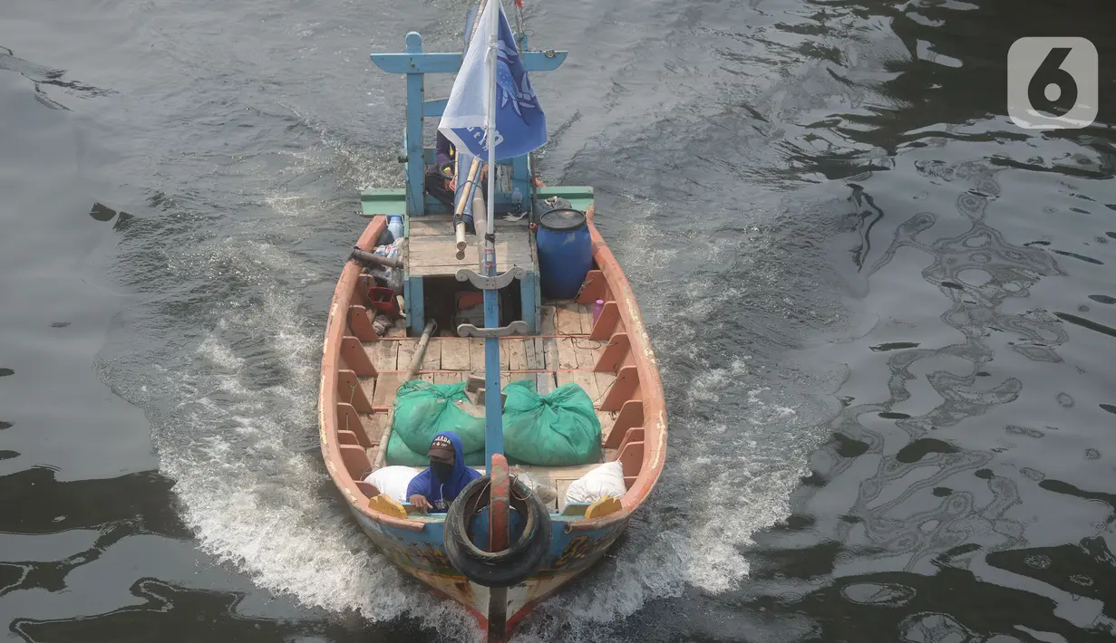 Perahu nelayan tradisional bersandar di dermaga Kampung Nelayan Cilincing, Jakarta, Kamis (2/9/2021). Penurunan jumlah nelayan Indonesia dari tahun ke tahun dinilai menjadi ironi di tengah meningkatnya kebutuhan konsumsi ikan di masyarakat pada masa pandemi Covid-19.  (merdeka.com/Imam Buhori)