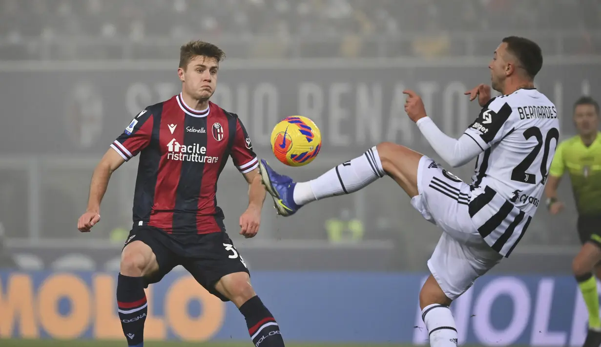 Penyerang Juventus Federico Bernardeschi dan gelandang Bologna Mattias Svanberg berebut bola pada laga pekan ke-18 Liga Italia di Stadio Renato Dall'Ara, Minggu (19/12/2021) dini hari WIB. Bertamu ke markas Bologna, Juventus sukses mengalahkan tuan rumah 2-0. (Massimo Paolone/LaPresse via AP)