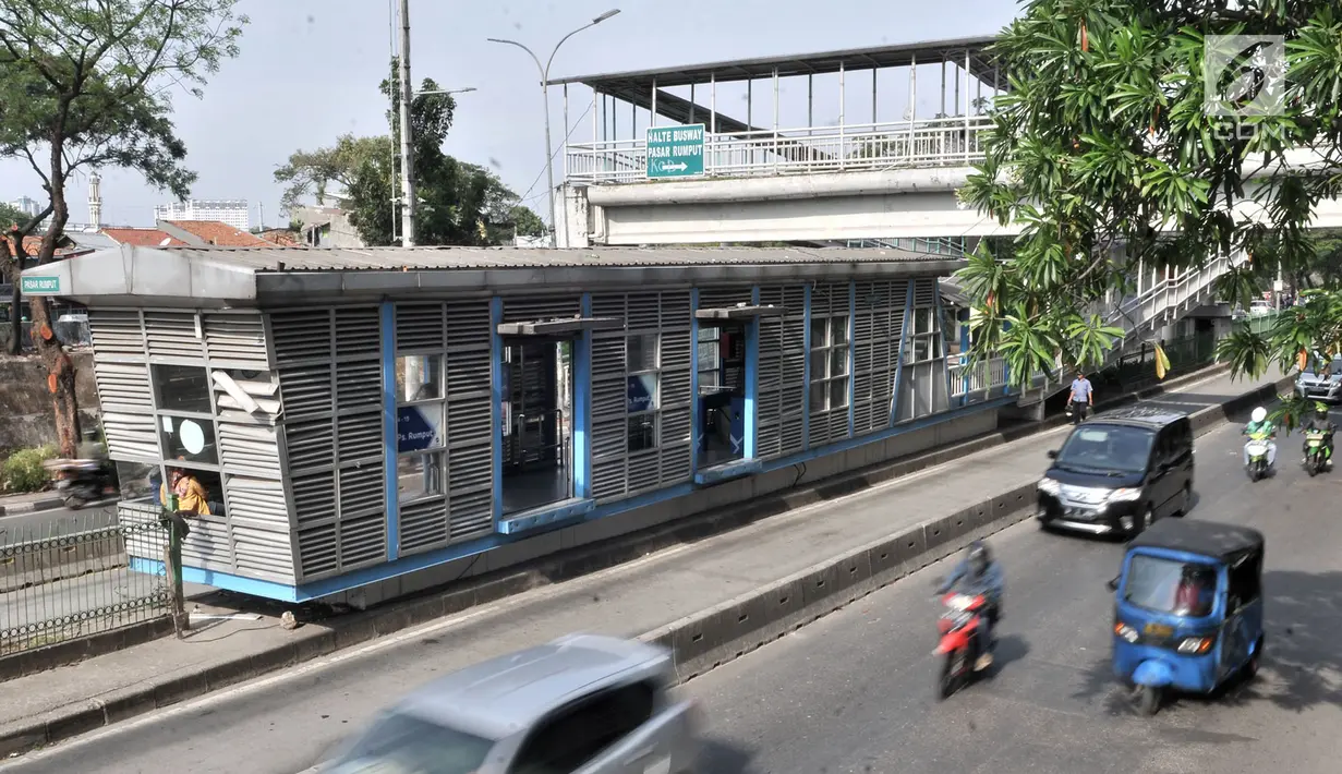 Kendaraan melintas di dekat halte bus Transjakarta Pasar Rumput yang tidak terawat, Jakarta, Kamis (6/9). Kondisi bangunan halte bus Transjakarta di Pasar Rumput saat ini sangat memprihatinkan. (Merdeka.com/Iqbal S. Nugroho)