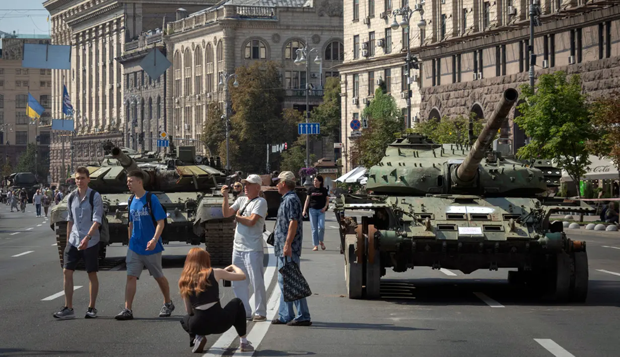 Kiev sedang bersiap untuk membuka pameran peralatan militer Rusia yang hancur di Jalan Khreshchatyk. (AP Photo/Efrem Lukatsky)