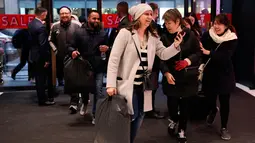 Para calon pembeli memasuki Selfridges untuk berburu barang obral selama Boxing Day di Oxford Street, London, Rabu (26/12). Boxing Day merupakan tradisi hari belanja terbesar tahunan yang dirayakan sehari setelah hari Natal. (Isabel Infantes/PA via AP)