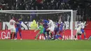 Blaugrana malah kebobolan terlebih dahulu pada menit ke-32. Papu Gomez (kanan) berhasil melesatkan bola ke sudut sulit untuk memperdaya kiper Barcelona, Ter Stegen usai berhasil menyelinap saat sepak pojok yang dilesatkan oleh Ivan Rakitic. (AP/Angel Fernandez)