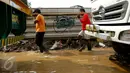 Petugas normalisasi Ciliwung membawa perlengkapan pompa penguras air, Kampung Pulo, Jakarta, Rabu (25/11/2015). Pompa tersebut untuk mempercepat penyurutan banjir di pemukiman Kampung Pulo. (Liputan6.com/Yoppy Renato)